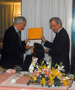 1993-94: Il Presidente de la Ville consegna la P.H.F. all’avv. Luigi De Simone