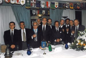 1998-99: Un gruppo di soci allo scambio delle consegne tra Salvatore Iovieno e Ugo Criscuolo