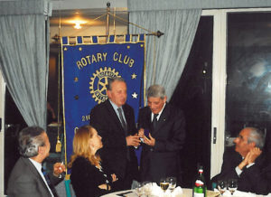 2000-01: Il Past President Amato consegna la P.H.F. a Nicola Festino