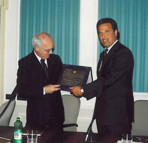 2003-04: Il Presidente Lauro consegna il Premio Stabiesi Illusttri a S.E. l’Ambasciatore Gianfranco Verderame